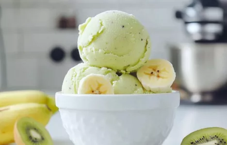 Взбиваю банан и еще 1 фрукт — спустя минуту готово вкусное мороженое: идеальный десерт в жару