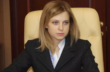 С афрокосами в тропической юбке: «Няшный прокурор» Наталья Поклонская радикально изменила имидж