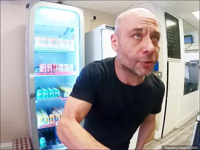 В Польше россиянин забрел в «криминальное» кафе — хозяин отреагировал моментально — такого отношения гость не ожидал