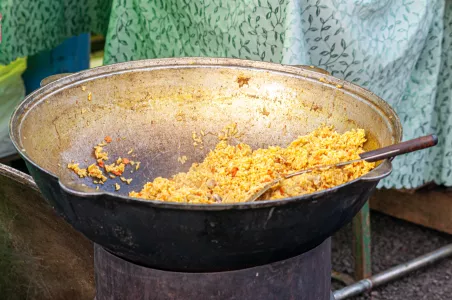 «Так будет вкуснее»: зачем таджички в кишлаках смазывают посуду грязью — русский турист удивился, когда узнал правду
