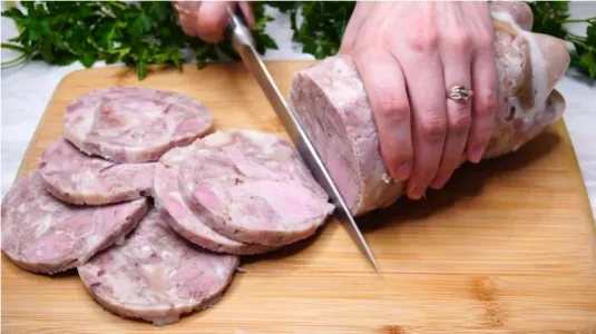 Кладу отварное мясо в бутылку и получаю домашнюю колбасу за 145 рублей — к завтраку на бутерброды подойдет идеально — и праздничный стол можно украсить