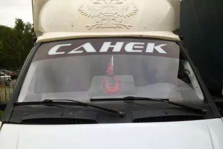 Вот почему дальнобойщики пишут имя на стекле — не просто так: скрытый смысл привычки