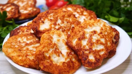 Такие куриные оладьи придутся по душе всем: вкусные, нежные и невероятно сочные без муки — хозяйкам на заметку