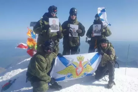 Военнослужащие Мурманской области поздравили ветеранов с вершины горы Эльбрус