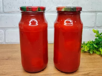 Помидоры в собственном соку, которые «улетают» первыми: плотные, вкусные, да ещё и сок на вкус как нектар