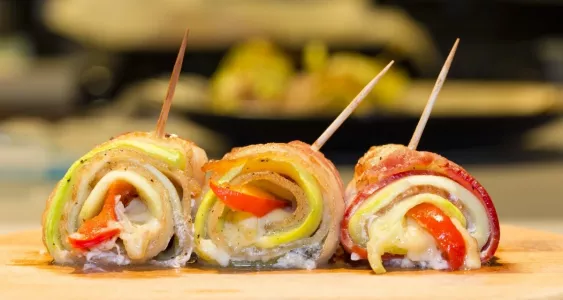 Никакой возни с мясом, а вкусная закуска на мангале готова: за 5 минут — отличное блюдо из бекона и овощей