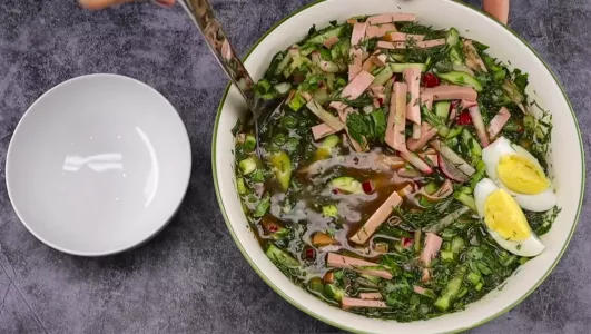 Окрошка по-кубански за 15 минут: яркая, вкусная, освежающая — идеальный холодный суп «от южан», умеющих справляться с жарой