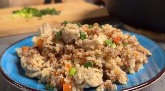 Просто крупа, но как же вкусно: насыпал гречку и пшенку на сковороду — спустя 20 минут готов сытный ужин