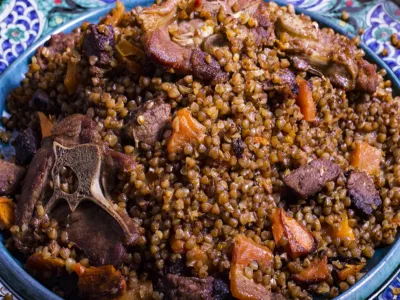 Плов из гречки и копчёностей — вкуснее, чем из риса: летний ужин без напряга