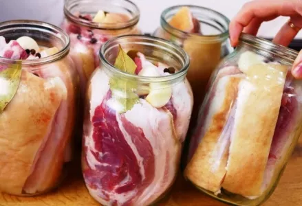 Беру банку и делаю сало по-одесски: 10 минут и копеечные продукты, а какой эффект — на Дерибасовской подать гостям не стыдно