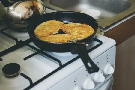 15 минут — и вкусные гренки с тянущимся сыром на столе: ребенок будет сам просить завтрак с творогом