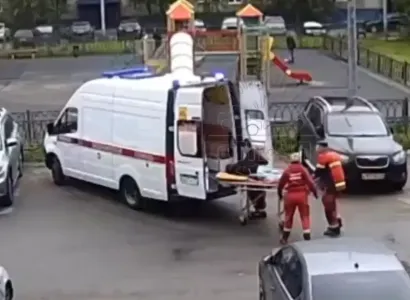 Ребёнок пострадал из-за обрыва качелей в Мурманске