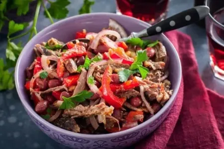 Мясо, сыр и помидоры: невероятный салат «Натали» — как приготовить шедевр за 20 минут — уделайте шеф-повара