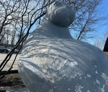 Скульптуру тюленя возле океанариума в Мурманске пообещали привести в порядок к концу июня