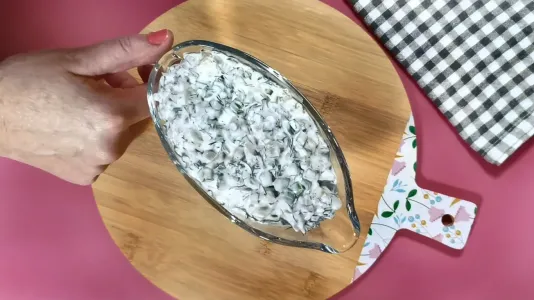 Закуска из селедки со сметаной: так мало кто готовит, а у меня это блюдо разлетается со стола первым — рецепт и в пир, и в мир