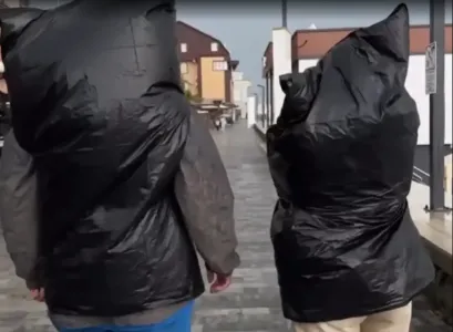 Из-за непогоды туристы в Сочи вынуждены одеваться в мусорные мешки