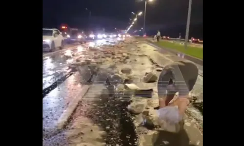 «Халява»: под Казанью перевернулся грузовик с пивом — люди бросились «спасать» уцелевшие бутылки