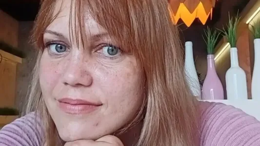 «Мигранты недобро косятся»: кассир «Шаурма-Халяль» демонстративно заявилась на работу в кокошнике — реакция владельца удивила