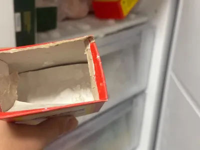Покупаю пачку соды и кладу в морозилку — больше не воняет рыбой и мясом — идеальный поглотитель запахов