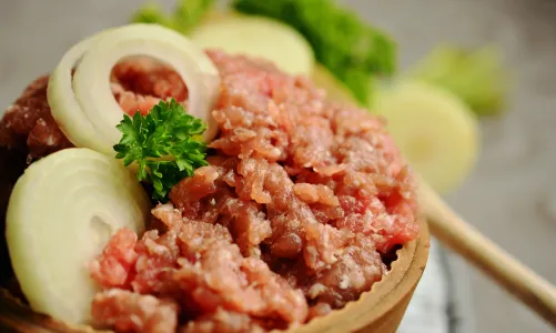 Готовлю оригинальную холодную закуску из фарша и лука — сочные колбаски в хрустящем маринаде покорят с первого кусочка