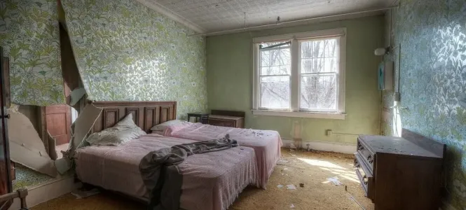 Тараканы, грязь и странная публика: застрявших в Эмиратах россиян заселили в отель, больше похожий на бордель