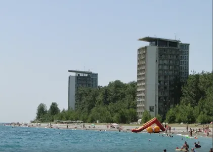 Власти Абхазии пожаловалась на экономных русских путешественников, которые питаются «дошираками»: «Нам такой турист не нужен»