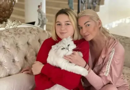 Анастасия Волочкова рассказала, почему дочь так и не узаконила отношения с избранником: «Захотят — поставят»