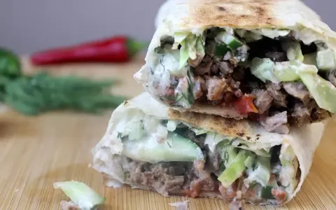 Рулет из лаваша с мясом по-строгановски: сытная закуска достойна царского стола — домашние все «слопают» за 3 минуты