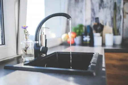 Почему не стоит готовить на горячей воде из-под крана — проблема не только в привкусе