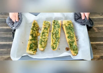 На стол подаём восхитительную закуску из багета и чеснока: пикник и праздничный стол не обойдутся без неё