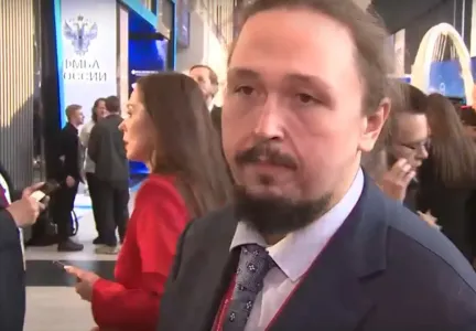 Минус центнер: на ПМЭФ-2025 сын Никаса Сафронова затмил выставку своего отца — удивительное преображение