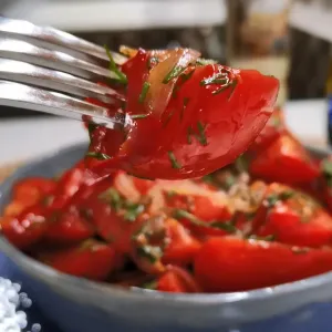 Не салат и не засолка — вкусная закуска из помидоров на скорую руку — даже самые дешевые томаты заиграют ярким вкусом