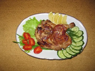 Прессованная курица — этот рецепт никогда меня не подводил: мясо всегда получается сочным, а корочка — хрустящей