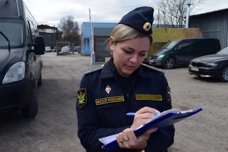 Приставы арестовали два автобуса перевозчика из Мурманска за долги