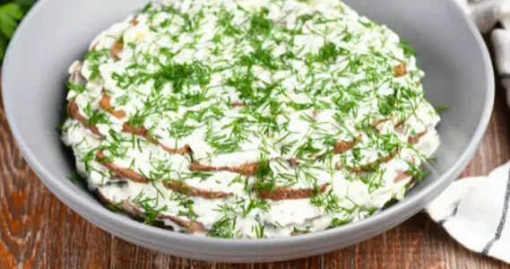 Вкусная закуска из вареной говяжьей печени — все дело в сливочном соусе: украсит любой праздничный стол