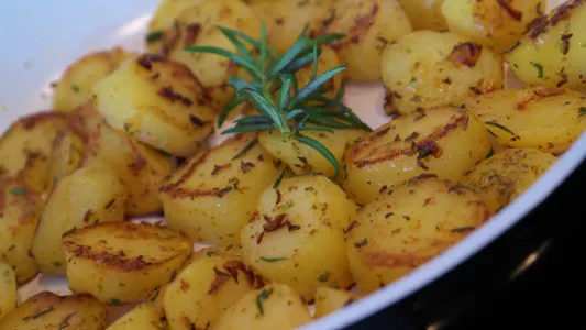 Картошка по-молодежному: простая добавка кардинально изменила вкус — вся общага «на ушах» от аромата