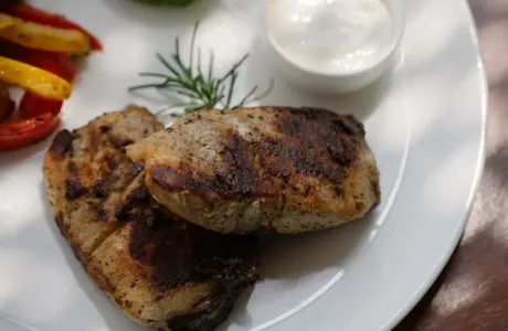 Cочные и полезные куриные котлеты с овощами: секретный ингредиент — кабачок