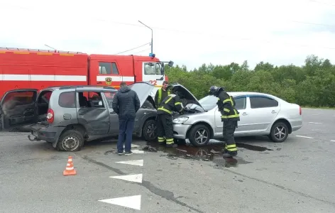 На подъезде к аэропорту Мурманска столкнулись два автомобиля: один человек пострадал