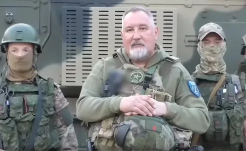 Рогозин передумал отправлять шутивших о его диссертации комиков на фронт: назвал юмористов «умственно незрелыми» и процитировал «нетленку» от Лаврова — «ДБ»