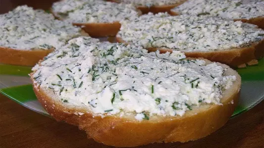 Нежная грузинская намазка из творога — почему так вкусно? Хоть на хлеб, хоть к яйцам вприкуску