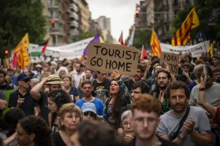 Испанцы, итальянцы и португальцы вышли на массовые протесты против туристов: «Убирайтесь домой!»