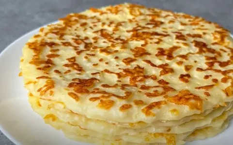 Беру кефир, муку и сыр — на выходе нежная сырная лепешка — вкуснее хачапури в миллион раз