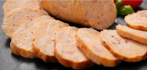 Лакомые кусочки тают во рту: готовим домашнюю колбасу по бабушкиному рецепту — идеально для бутербродов к завтраку