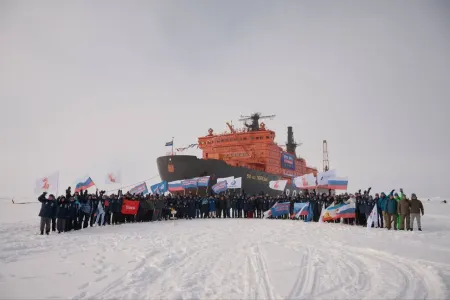 Участники программы «Время героев» зажгли Вечный огонь на Северном полюсе