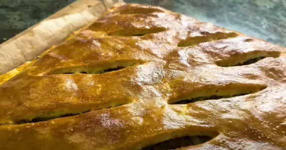 Делаю слои и в духовку: готовлю пирог с 3 начинками — лучшая альтернатива сытному обеду и ужину