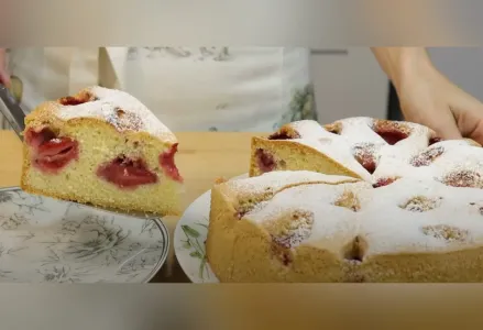 В сезон ягод подаём на стол летний клубничный пирог: аромат притянет всю семью на кухню