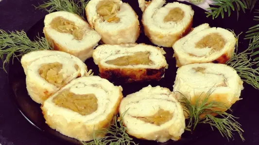 Рулетики из куриной грудки и тушёной капусты: быстро закручиваю — и на сковороду