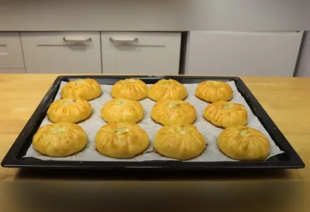 Подаём на стол мини-пироги с курицей и картошкой: нежное тесто и сочная начинка — съедаются на одном дыхании