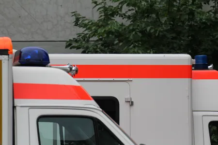 В Пакистане террорист-смертник на автомобиле, начиненном взрывчаткой, въехал в колонну солдат — число жертв растет