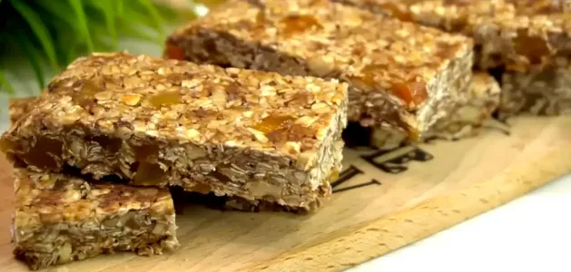 Жарю овсянку на сковороде — получаются вкусные домашние батончики: рецепт простой, а результат порадует с первого раза